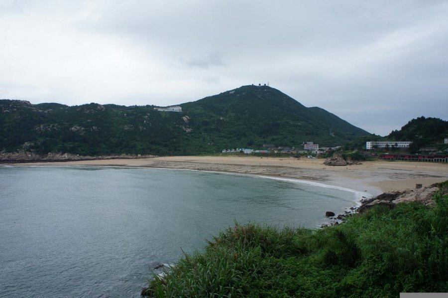 南麂山列岛位于浙江省平阳县东南海面,由52个岛屿组成,海洋风光秀丽,生态保持良好,是我国唯一的国家级海洋自然保护区,也是联合国教科文组织划定的世界生物圈保护区之一。南麂列岛是旅游、避暑、度假、疗养和尝海鲜、玩海水的胜地。有宽800米、长600米的贝壳沙海滩,海水清澈透明,能见度达5米以上;有郑成功操练过水师的国姓岙;有宋美龄憩息过的栖风居;有水仙花岛和海鸥岛;有景点集中多达100余处的三磐尾旅游点;有位于海八珍之首的鲍鱼;有名贵的石斑鱼等等。鱼类368种、虾蟹类180种及其它数百种陆域动物,金沙碧海、奇礁