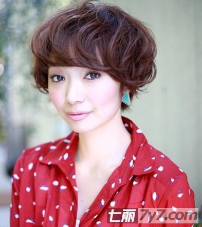 女生短卷发中药短卷发包减肥药垫圆脸图片