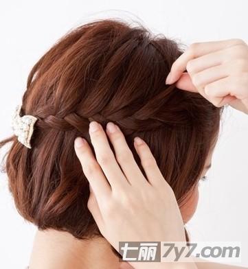 简单可爱的编发_皮皮网 导读:短发一直都是很多女生想尝试又不敢尝试的,怕短发太单一,不能像长发一样有很多造型,这你就错了,其实短发也可以百变的,今天小编就为你带来一款韩式短发编发扎法教程,简单显瘦可爱发型。 韩式短发编发扎法教程 简单显瘦可爱发型韩式短发编发:百变的短发,简单的编发立马让你变得各种温柔,可爱迷人,下面就跟着小编学起来吧! 韩式短发编发扎法教程 简单显瘦可爱发型步骤一:先把头发梳理好,模特造型前是一头亚麻色中分bobo头。 韩式短发编发扎法教程 简单显瘦可爱发型步骤二:从左边的头顶开始编发,以麻花辫的方式开始编发。