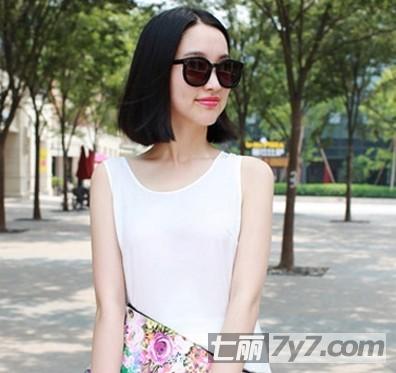 <em>圆脸女生</em>首选<em>发型</em> 时尚中分俏丽<em>短发发型</em>-圆脸