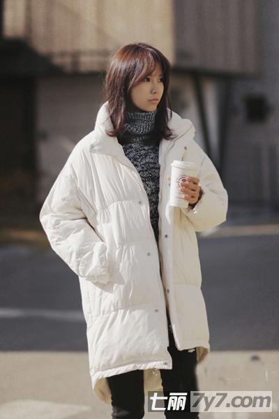 矮个子女生冬季搭配 高领毛衣+外套显高养眼-