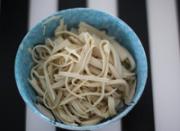 百叶用开水烫过后,切丝备用图片